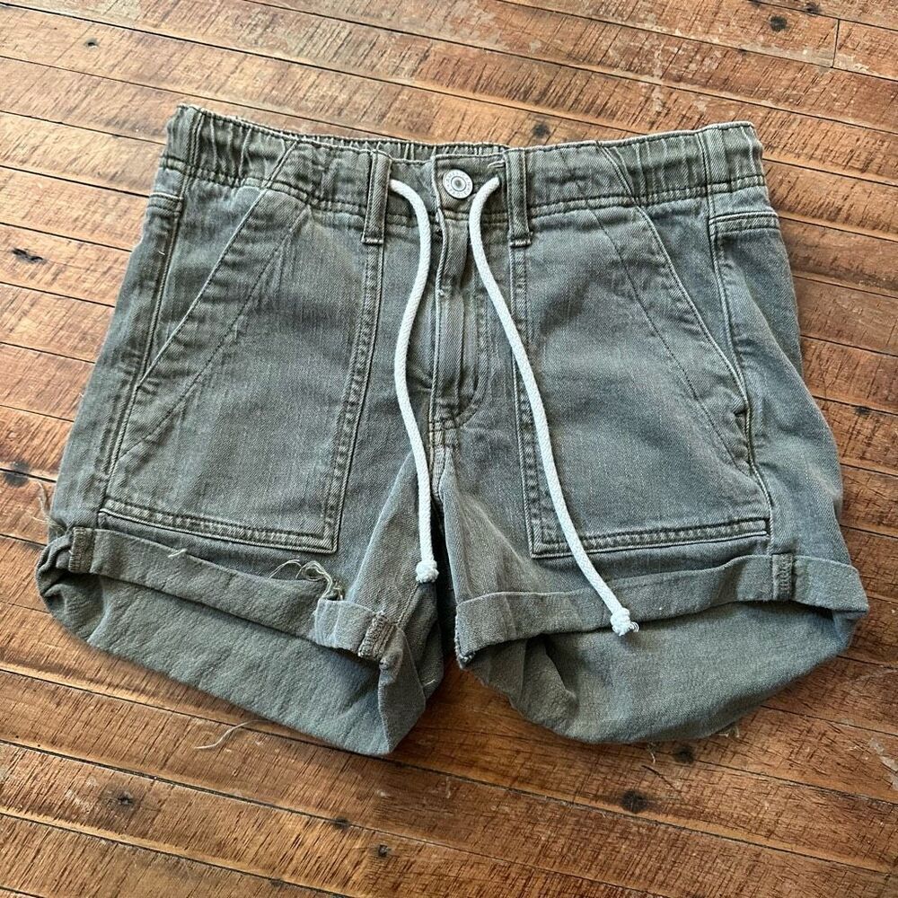 American Eagle broken in green cuffed size 4 stretch shorts